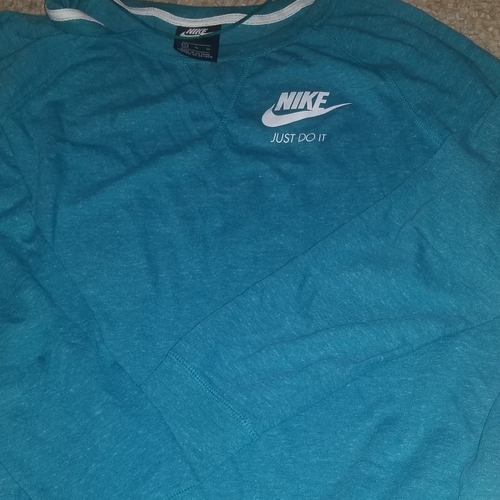 Nwt Woman's Nike top XLg
